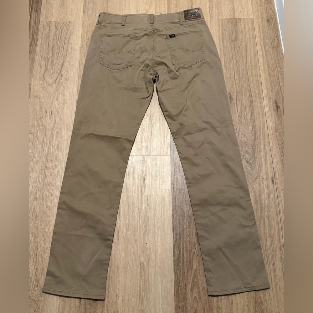 Lee Men’s Extreme Motion Straight Fit Tapered Leg Tan Pants size 36x34 NWT - Picture 4 of 6